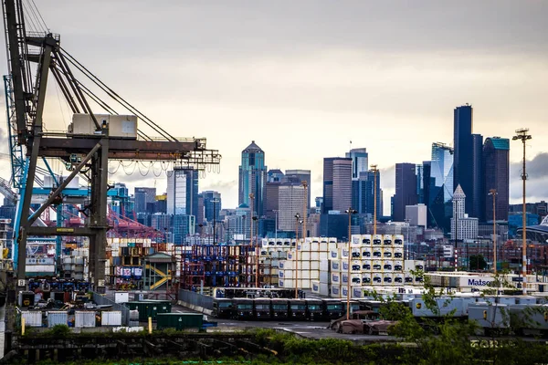 Puerto de Seattle con horizonte del centro temprano en la mañana — Foto de Stock