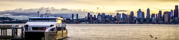 Panoramę miasta Seattle wcześnie rano z jednostek pływających na pierwszym planie — Zdjęcie stockowe