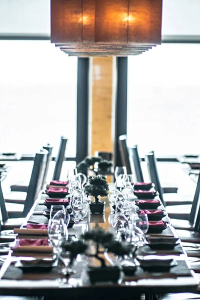 Интерьер изысканной роскошной столовой в ресторане — стоковое фото