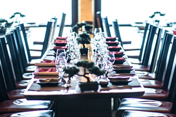Interno di raffinata sala da pranzo di lusso nel ristorante — Foto Stock