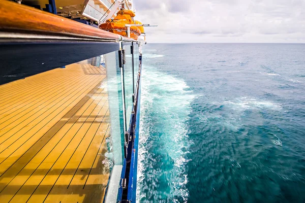 Curiosando intorno alla nave da crociera sull'oceano Pacifico — Foto Stock