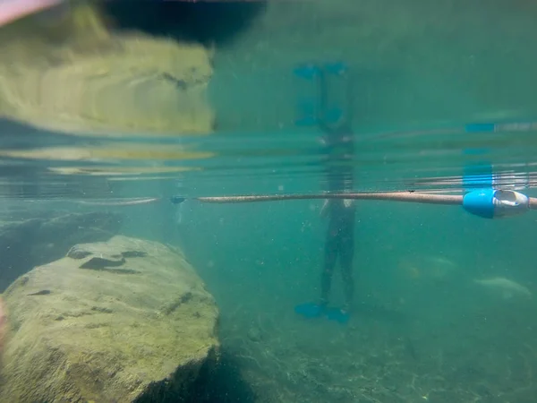 Scuba diving underwater in deep quarry — Stock Photo, Image
