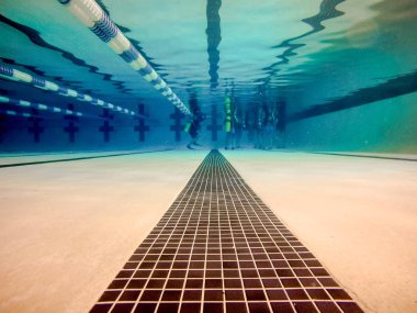 Kapalı Yüzme Havuzu yukarıda ve su altında