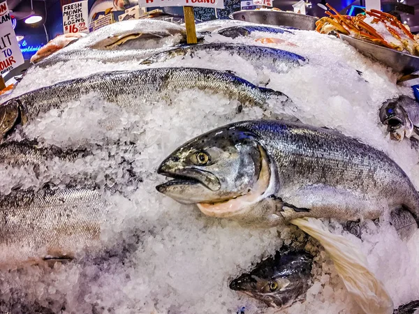 Frischer Fisch auf Eis zum Verkauf auf dem Hechtmarkt in Seattle — Stockfoto