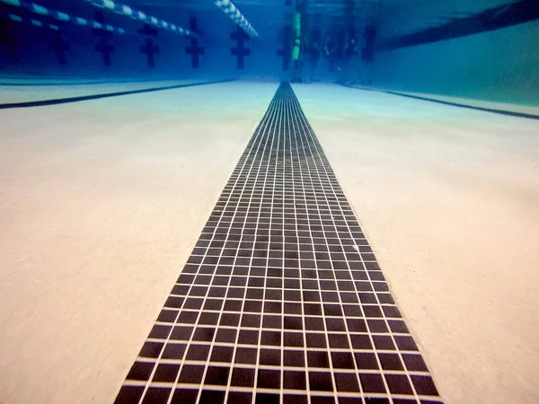 Hallenbad über und unter Wasser — Stockfoto