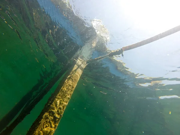 Ныряние с аквалангом в глубоком карьере — стоковое фото