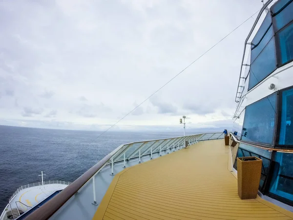 Cenas no convés do navio de cruzeiro no oceano pacífico — Fotografia de Stock