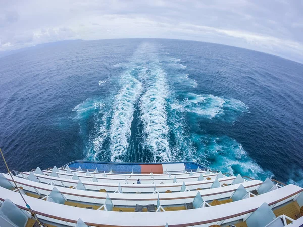 cruise gemi linerin Pasifik Okyanusu'nun güvertede sahneleri