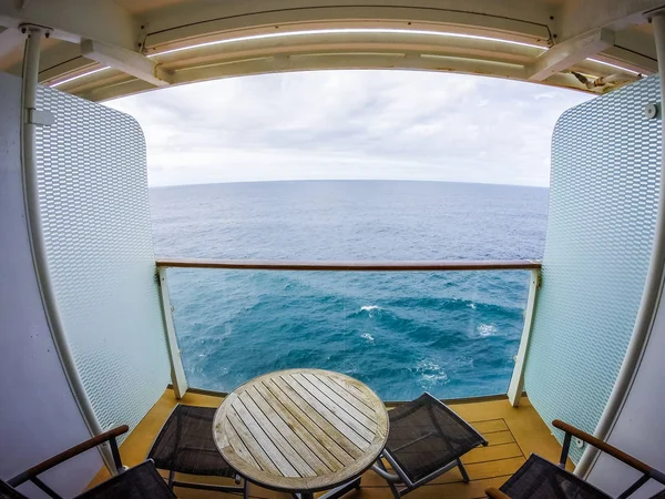 Vue sur l'océan depuis le bateau de croisière balcon chambre — Photo