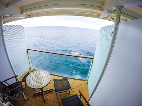 Vue sur l'océan depuis le bateau de croisière balcon chambre — Photo