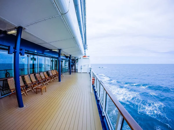 cruise gemi linerin Pasifik Okyanusu'nun güvertede sahneleri