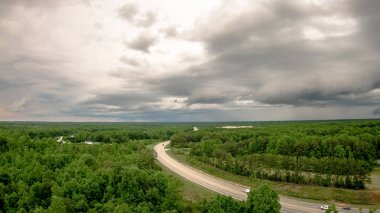 bulutlar ve güzel ülkenin peyzaj y oluşturan thunderstrom