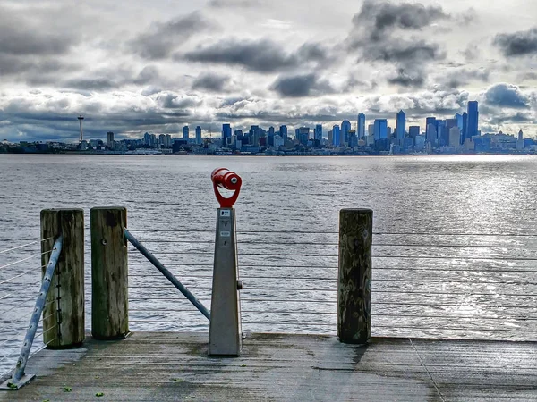 Seattle City skyline a través de puget sound y eliott bay — Foto de Stock