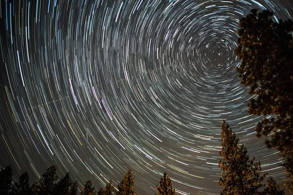 Universum spiral runt norr stjärna på natthimlen — Stockfoto