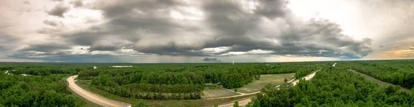 Tormenta que forma nubes y hermoso paisaje de campo en y —  Fotos de Stock