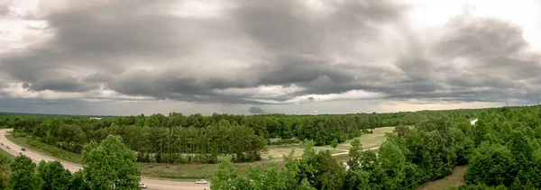 Thunderstrom формируя облака и красивый ландшафт страны в y — стоковое фото