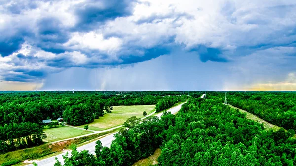Thunderstrom y で雲と美しい国の風景を形成 — ストック写真