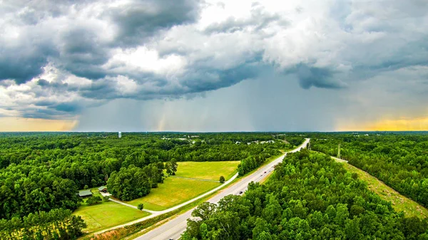 Грім, що утворює хмари і красивий сільський пейзаж в y — стокове фото