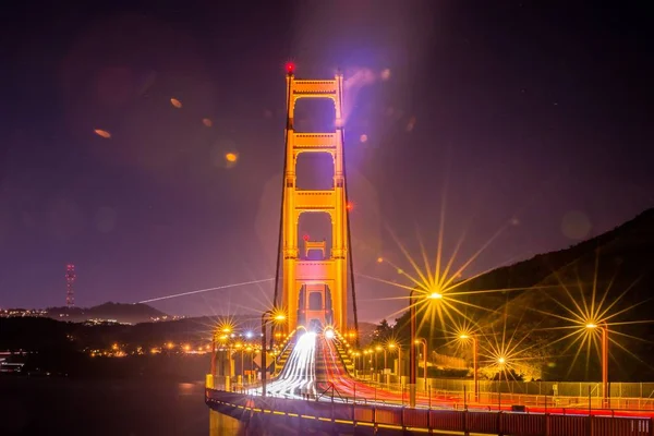 Золотой мост в Сан-Франциско ночью — стоковое фото