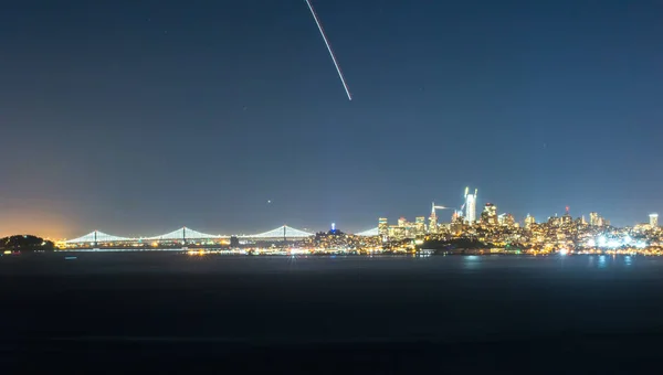 Skyline van San francisco Californië stadsgezicht bij nacht — Stockfoto