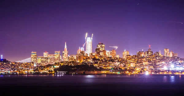 夜、サンフランシスコ カリフォルニア都市景観のスカイライン — ストック写真