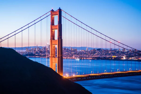 Golden gate bridge v san Franciscu při východu slunce — Stock fotografie