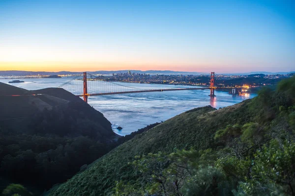 Golden Gate Bridge in San Francisco bei Sonnenaufgang — Stockfoto