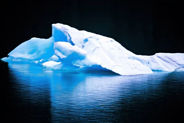 Iceberg del ghiacciaio North Sawyer nel braccio Tracy in Alask — Foto Stock