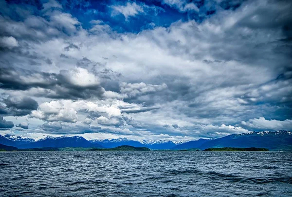 Paesaggio acquatico alaska e montagne vicino canale preferito e junea — Foto Stock