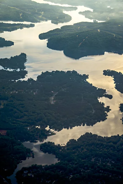 Vliegen over lake norman north carolina in ochtend — Stockfoto