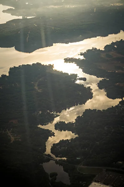 Vliegen over lake norman north carolina in ochtend — Stockfoto