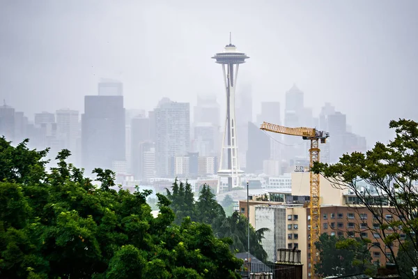 Giornata nuvolosa e nebbiosa con skyline di Seattle — Foto Stock