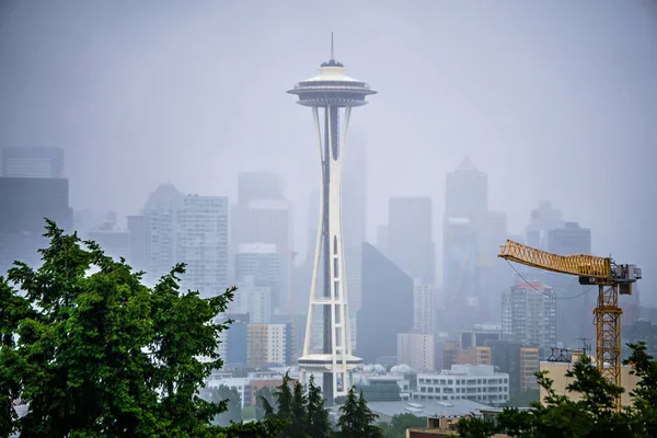 Bewolkt en mistige dag met seattle skyline — Stockfoto