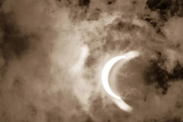 Eclissi solare parziale attraverso le nuvole — Foto Stock