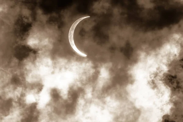 Eclipse solar parcial a través de las nubes — Foto de Stock