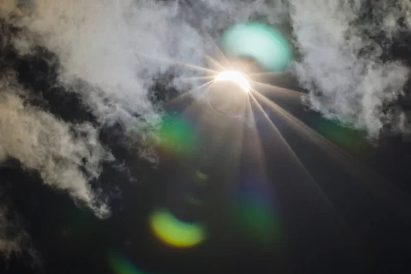 Bulutlar ile kısmi güneş tutulması — Stok fotoğraf