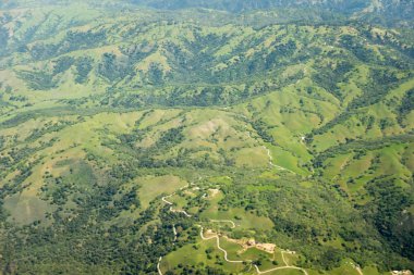 Sierra Ulusal Orman tepeleri ve vadiler üzerinde uçan