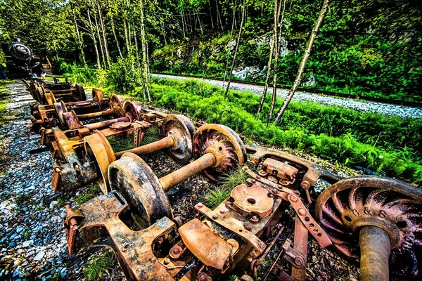 Oude en roestige trein wiel aan spoorweg — Stockfoto