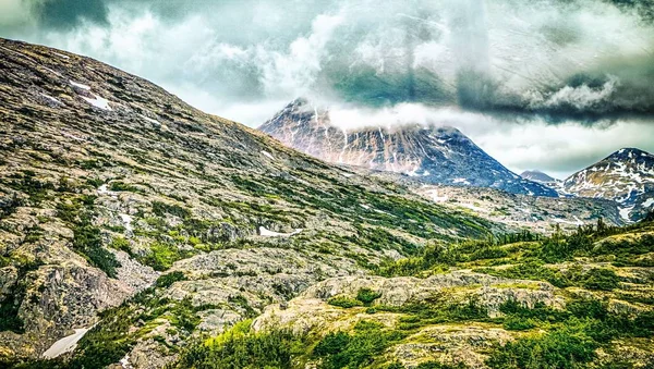 Blanco pasar montañas en británico columbia — Foto de Stock