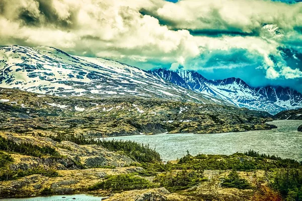 Blanco pasar montañas en británico columbia — Foto de Stock