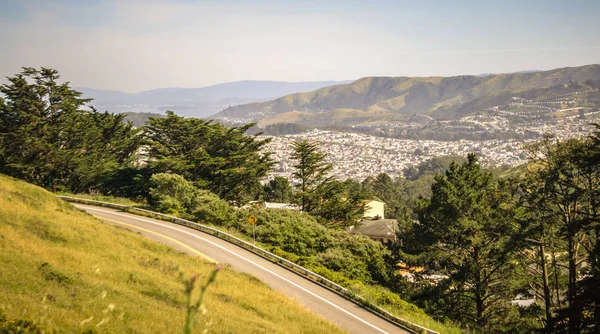 San francisco quartieri della città e vista sulla strada nella giornata di sole — Foto Stock