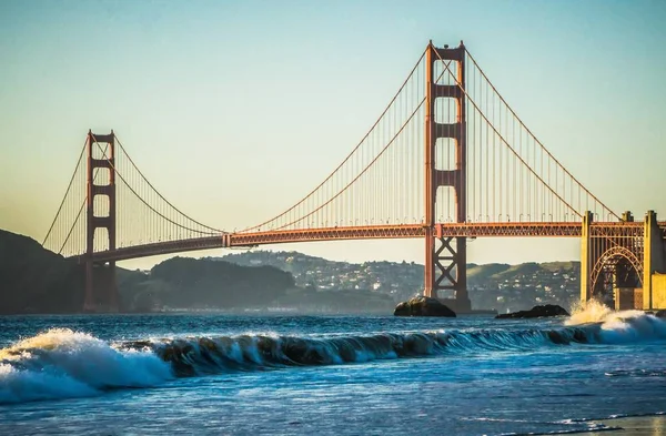 Golden gate brug in haar schoonheid bij zonsondergang — Stockfoto