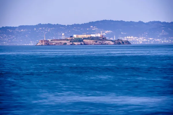 Het historische beroemde gevangenis Alcatraz in san francisco bay Californië — Stockfoto