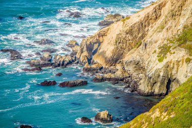 Pasifik Okyanusu sahil uçurum sahneleri