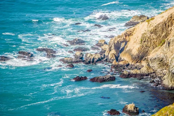 Pasifik Okyanusu sahil uçurum sahneleri