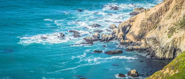 Oceano pacífico cenas de falésias costeiras — Fotografia de Stock