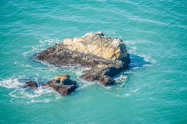 Stilla havet kustnära klippa scener — Stockfoto