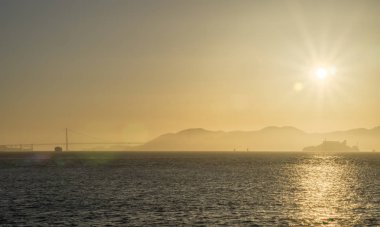 San Franci altın kapı Köprüsü ve Alcatraz üzerinde altın günbatımı
