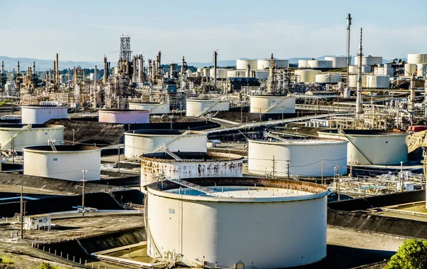 Mega structuren van grote olieraffinaderij in Californië — Stockfoto