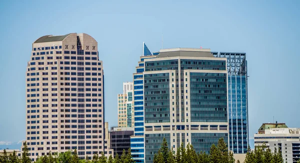 Sacramento california paisaje urbano horizonte en día soleado —  Fotos de Stock